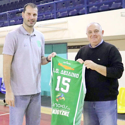  η διοίκηση του Δειλινού τίμησε τον προπονητή των φιλοξενούμενων Μιχάλη Κακιούζη για την μεγάλη του προσφορά στο ελληνικό μπάσκετ
