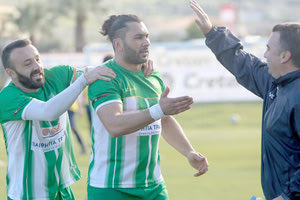 Ο Βαρούχας πανηγυρίζει το γκολ που πέτυχε