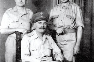 Ο ανάπηρος ταγματάρχης Ανδρέας Γαλανάκης από τον Σκινιά, μαζί με τους συγχωριανούς και συναγωνιστές του, Αριστόδημο Χαλαμπαλάκη και Γεώργιο Σημισακάκη, στη Μέση Ανατολή (1944)