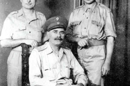 Ο ανάπηρος ταγματάρχης Ανδρέας Γαλανάκης από τον Σκινιά, μαζί με τους συγχωριανούς και συναγωνιστές του, Αριστόδημο Χαλαμπαλάκη και Γεώργιο Σημισακάκη, στη Μέση Ανατολή (1944)