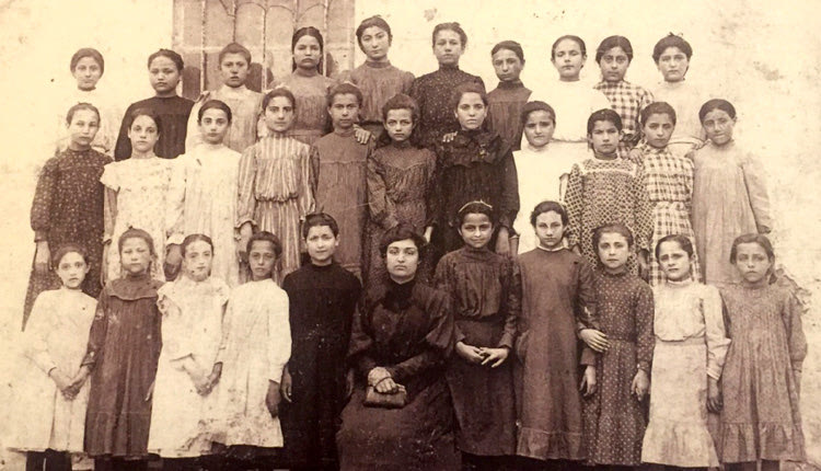 Μανόλης Αναγνωστάκης: Χανιά, Γαλλική Σχολή 1918. Η μητέρα του ποιητή, Ευαγγελία Κασιμάτη