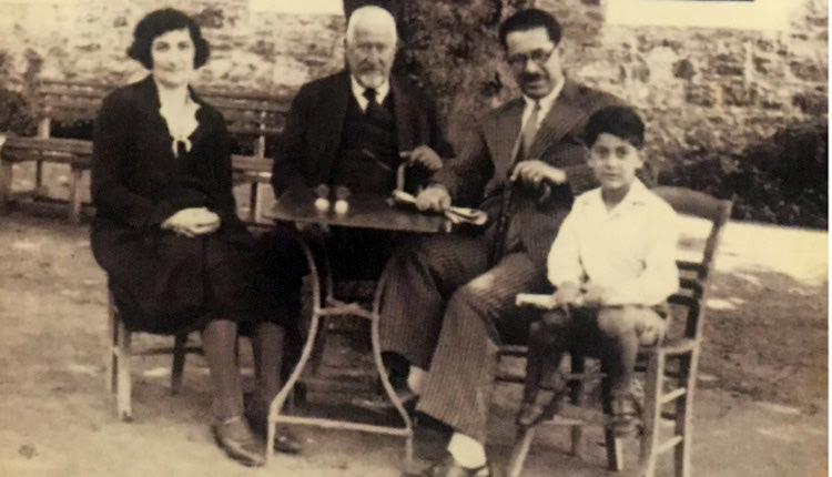 Μανόλης Αναγνωστάκης: Ο ποιητής με τους γονείς του και τον παππού του Γιάννη  Κασιμάτη, Αμάρι 1936