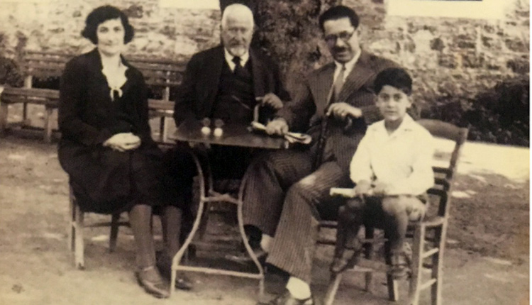 Μανόλης Αναγνωστάκης: Ο ποιητής με τους γονείς του και τον παππού του Γιάννη Κασιμάτη, Αμάρι 1936