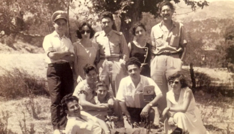 Μανόλης Αναγνωστάκης: Αμάρι 29/8/1952. Ο ποιητής (πάνω δεξιά) με φίλους και την αδελφή του Λούλα (όρθια δεύτερη από αριστερά)