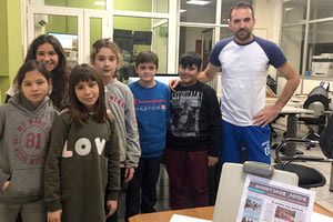 Μαθητές του Δημοτικού Σχολείου Βασιλειών, συνοδευόμενοι από τον δάσκαλό τους, κ. Στέλιο Άγγο, έστησαν τη δική τους εφημερίδα με τη βοήθεια του προσωπικού της «Π».