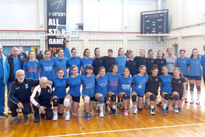 Οι εισηγητές του σεμιναρίου με τα κορίτσια που βοήθησαν στο πρακτικό μέρος