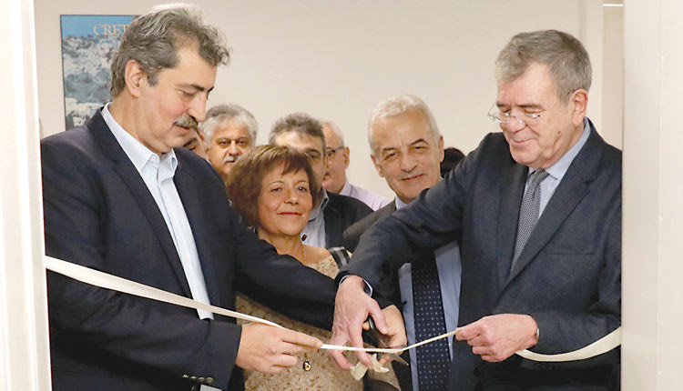 ο αναπλ. υπουργός Υγείας Παύλος Πολάκης, ο οποίος εγκαινίασε στο Πανεπιστημιακό Νοσοκομείο δύο υπερσύγχρονα ιατρικά μηχανήματα,