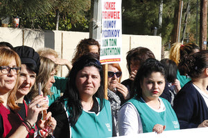 Με πανό διαμαρτυρίας οι εργαζόμενοι στο ΠΑΓΝΗ στην επίσκεψη του αναπλ. υπουργού Υγείας