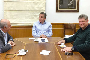 Συνάντηση είχε ο περιφερειάρχης Κρήτης με τον πρόεδρο του Περιφερειακού Επιμελητηριακού Συμβουλίου Γιώργο Γιακουμάκη και τον αντιπρόεδρο Μανόλη Αλιφιεράκη για το μεταφορικό ισοδύναμο