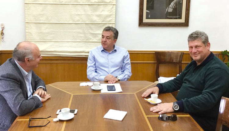 Συνάντηση είχε ο περιφερειάρχης Κρήτης με τον πρόεδρο του Περιφερειακού Επιμελητηριακού Συμβουλίου Γιώργο Γιακουμάκη και τον αντιπρόεδρο Μανόλη Αλιφιεράκη για το μεταφορικό ισοδύναμο