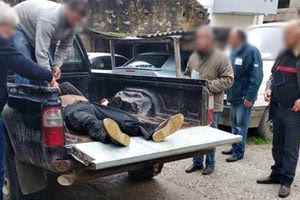 Μεταφορά ασθενούς με αγροτικό στο Κέντρο Υγείας Μοιρών. 