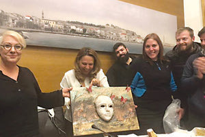 Η κοπή της πρωτοχρονιάτικης πίτας στην ολομέλεια των ομάδων του Ρεθεμνιώτικου Καρναβαλιού