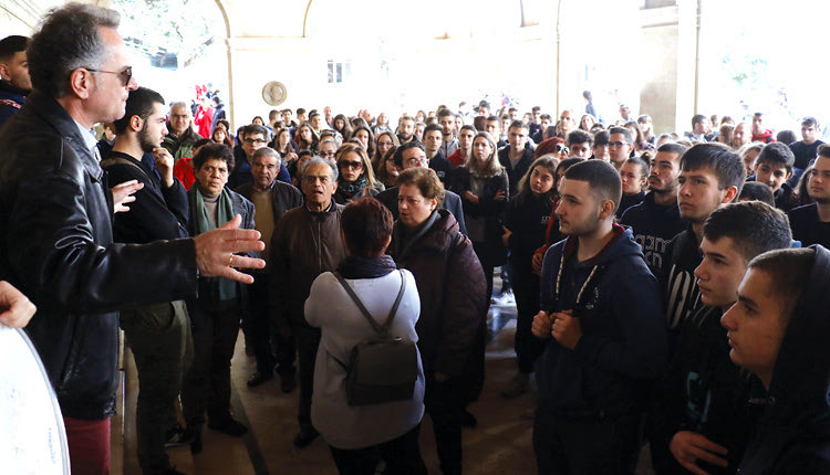 γονείς και καθηγητές του 1ου Λυκείου Ηρακλείου, Καπετανάκειου, που πραγματοποίησαν χθες πορεία διαμαρτυρίας από το σχολείο ώς το Δημαρχείο Ηρακλείου