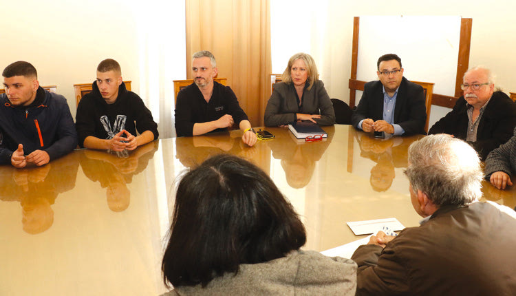 γονείς και καθηγητές του 1ου Λυκείου Ηρακλείου, Καπετανάκειου, που πραγματοποίησαν χθες πορεία διαμαρτυρίας από το σχολείο ώς το Δημαρχείο Ηρακλείου, όπου είχαν συνάντηση με τον αντιδήμαρχο Τεχνικών Έργων, κ. Γιάννη Αναστασάκη.