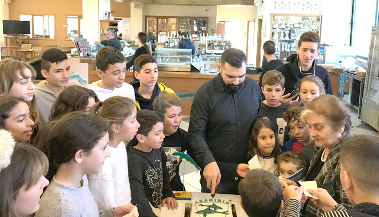 στην κοπή πίτας των Δελφινιών