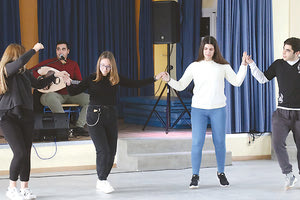 Στη γιορτή των Τριών Ιεραρχών του Λυκείου Γαζίου εδώ και πέντε χρόνια οργανώνονται εκδηλώσεις για φιλανθρωπικό σκοπό και ενώνονται μαθητές και καθηγητές