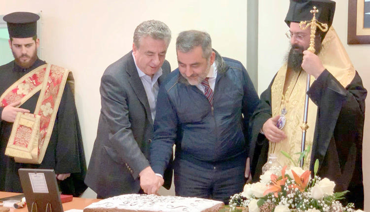 ο περιφερειάρχης Κρήτης, κατά την τελετή κοπής της βασιλόπιτας του Δήμου Οροπεδίου Λασιθίου, στο Δημαρχείο στο Τζερμιάδω