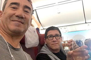 πτήση από το Σαντιάγκο προς το Ηράκλειο Χάιμε Βέρα και Αλεσάντρο Ίσις