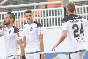 «Αποχαιρετούν» Κομεσίδης, Αραβίδης