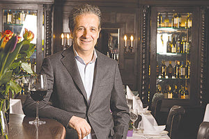 Ο Κρητικός που μαθαίνει τους Αυστριακούς να τρώνε