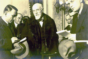 Μιλώντας στους δημοσιογράφους