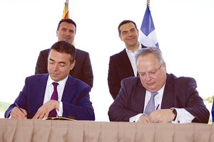 Το κείμενο της συμφωνίας υπέγραψαν στις Πρέσπες οι υπουργοί Εξωτερικών των δύο χωρών Νίκος Κοτζιάς και Νίκολα Ντιμιτρόφ.