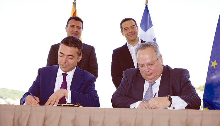 Το κείμενο της συμφωνίας υπέγραψαν χθες στις Πρέσπες οι υπουργοί Εξωτερικών των δύο χωρών Νίκος Κοτζιάς και Νίκολα Ντιμιτρόφ.