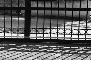 Η συρόμενη πόρτα καταπλάκωσε το παιδί των οικονομικών μεταναστών