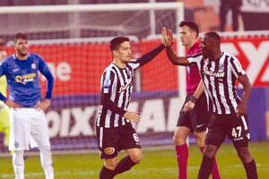 Σκόρερ του ΟΦΗ και κορυφαίος χθες ήταν ο Νέιρα (στη φωτό με τον Μπράουν)