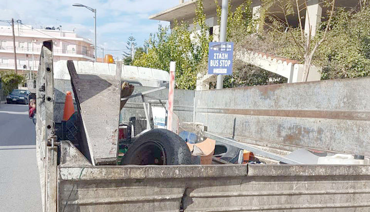 περιπολία με στόχο την απομάκρυνση εμποδίων σε δρόμους από κλιμάκιο της Δημοτικής Αστυνομίας και υπαλλήλων της Διεύθυνσης Καθαριότητας του Δήμου Ηρακλείου.