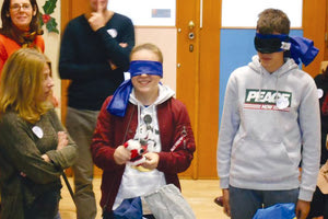 Μικρά παιδιά διαβάζουν για τους άλλους