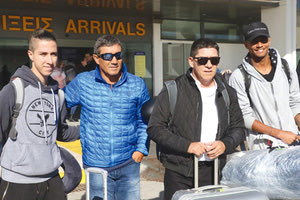 Από αριστερά Γιάννης Βέρα, Ίσις, Χάιμε Βέρα και Φερέιρα στο αεροδρόμιο Ηρακλείου