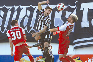 Ο Μιχόγιεβιτς σε διεκδίκηση της μπάλας με τον Κάστρο υπό το βλέμμα του Μεγιόπουλου