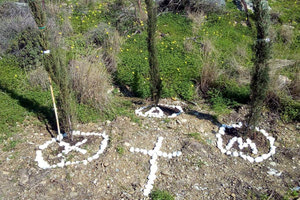 Οι συγγενείς των 3 θυμάτων που χάθηκαν άδικα πριν από ένα χρόνο σε τροχαίο στον ΒΟΑΚ στο ύψος του κόμβου της Αγίας Πελαγίας, φύτεψαν 3 κυπαρίσσια στον τόπο της τραγωδίας