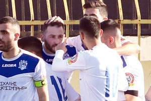Οι παίκτες του Πόρου πανηγυρίζουν το πρώτο τέρμα στο ματς με τη Μινωική που πέτυχε ο Καστελλιανάκης