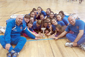 Οι πρωταθλήτριες της ΓΕΗ με τους προπονητές τους Μενδρινό (δεξιά) και Προύφα