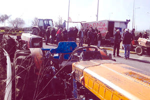 το μπλόκο των αγροτών που πρόσκειται στο Κομμουνιστικό Κόμμα Ελλάδας στα Πραιτώρια