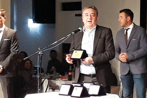 Ο κ. Αρναουτάκης τιμήθηκε από τη διοίκηση του ΠΟΑ