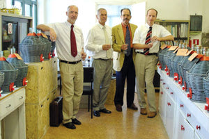 Ειδικοί γευσιγνώστες δοκιμάζουν/ εκτιμούν δείγματα ποσίμου νερού από διάφορες πόλεις της Ελλάδας