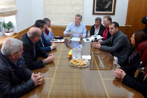 Ο περιφερειάρχης Κρήτης Σταύρος Αρναουτάκης με τους εκπροσώπους των κοινωνικών δομών