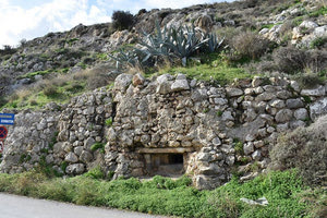 το παλιό καταφύγιο-αποθήκη υλικού του Β’ Παγκοσμίου Πολέμου στον Καρτερό,