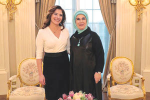 », η Περιστέρα Μπαζιάνα έπινε τσάι μαζί με τη σύζυγο του Τούρκου πρωθυπουργού, Εμινέ.