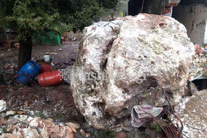 Έπεσε ο βράχος στο σπίτι της και κατεδάφισε την κουζίνα  που μαγείρευε