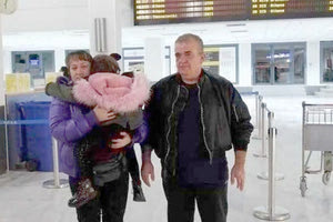 Η μικρή Μαρίνα από τις Αρχάνες, που ταξίδεψε στο εξωτερικό για να υποβληθεί σε επέμβαση και θεραπεία