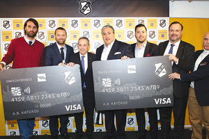 Οι κ. Σαμαράς, Ρόκας, Κουτεντάκης, Μπούσης, Παλυβός, Γραμματικός και Παπαδοβασιλάκης με την OFI F.C. Visa