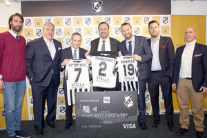 οι φανέλες του ΟΦΗ που χάρισε η διοίκηση της ομάδας στα στελέχη της Τράπεζας Πειραιώς, στη χθεσινή παρουσίαση της συνεργασίας τους