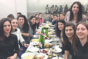 η γυναικεία ποδοσφαιρική ομάδα του ΟΦΗ έκοψε την πίτα της στο εστιατόριο «Περί Ουσίας».