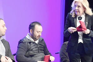 Ο Γιώργος Καπελλάκης βραβεύεται από την κ. Βαρδινογιάννη