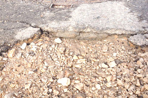 μια τεράστια λακκούβα στην οδό Διδούς Σωτηρίου