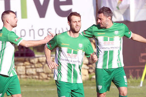 ΓΙΟΥΧΤΑΣ: O Tριανταφύλλου πανηγυρίζει με τους συμπαίκτες του